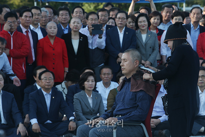 황교안 자유한국당 대표가 16일 오후 서울 종로구 청와대 분수대 앞에서 조국 법무부 장관 임명에 항의하며 삭발을 하고 있다. 2019.09.16