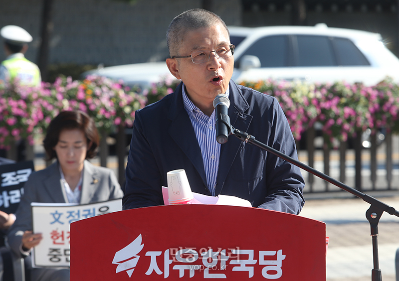 자유한국당 황교안 대표가 18일 오전 서울 종로구 청와대 분수대 앞에서 열린 최고위원-중진의원 연석회의에서 모두발언을 하고 있다. 2019.09.18