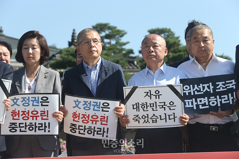 18일 오전 서울 종로구 청와대 분수대 앞에서 열린 자유한국당 최고위원-중진의원 연석회의에서 자유한국당의 ‘릴레이 삭발’ 투쟁에 참여한 국회 부의장인 이주영 의원, 심재철 의원과 황교안 대표 나경원 원내대표가 함께 구호를 외치고 있다. 2019.09.18