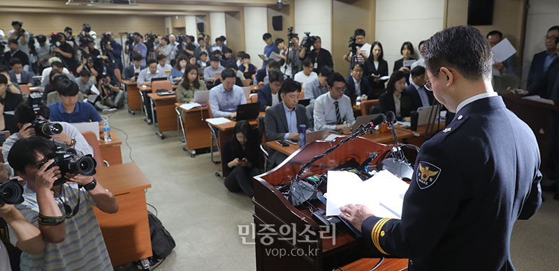 반기수 경기남부지방경찰청 2부장이 19일 오전 경기도 수원시 장안구 경기남부지방경찰청에서 화성 연쇄살인사건 관련 브리핑을 하고 있다. 2019.09.19.