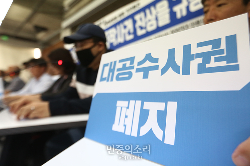 24일 서울 종로구 참여연대에서 열린 국정원 ‘프락치’ 공작사건 진상조사 결과 발표 기자회견에서 제보자가 발언을 하고 있다. <br