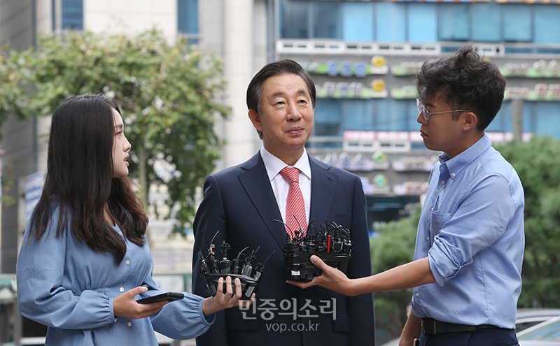 딸의 부정채용을 대가로 KT에 편의를 제공했다는 혐의로 기소된 김성태 자유한국당 의원이 27일 오후 서울 양천구 서울남부지법에서 열린 1차 공판에 출석하며 취재진의 질문에 답하고 있다. 2019.09.27