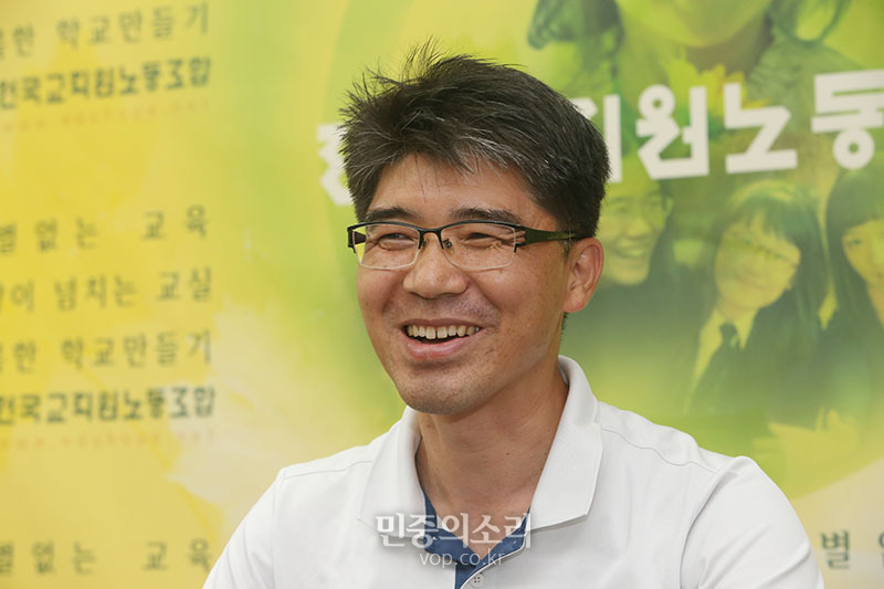 우신중학교에서 근무하는 권종현 교사는 학교와 재단(우천학원) 운영의 문제점을 지적해왔다. 결국 ‘부당 인사’ 갈등 끝에 징계위가 소집됐고 해임 통보를 받았다. 4일 민중의소리와 전교조 본부 사무실에서 인터뷰를 했다. 2019.10.04