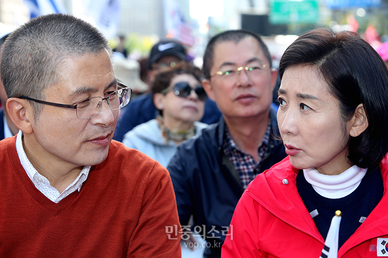 자유한국당 황교안 대표와 나경원 원내대표가 9일 오후 서울 광화문광장에서 열린 '조국 장관 퇴진 촉구 집회' 에 참석해 이야기를 나누고 있다. 2019.10.09