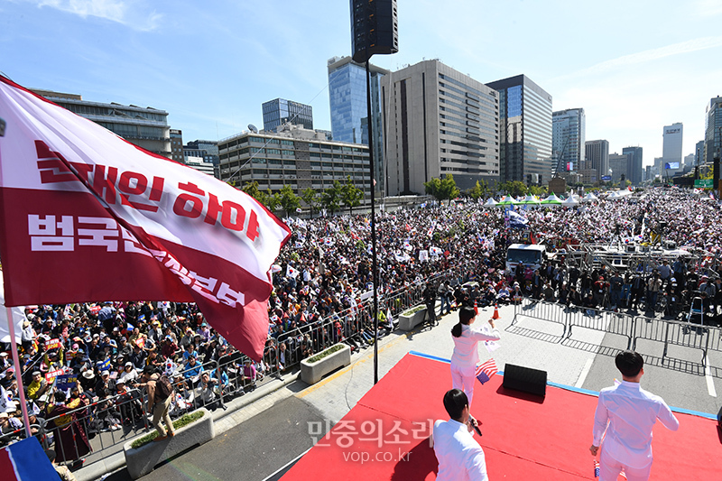 9일 오후 서울 광화문광장에서 문재인하야 범국민투쟁본부 주최로 열린 ‘조국 법무부 장관 퇴진 촉구 집회’ 참석자들이 구호를 외치고 있다. 2019.10.09