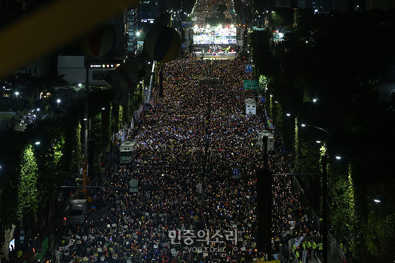 12일 저녁 ‘제9차 사법적폐 청산을 위한 검찰 개혁 촛불 문화제’를 위해 모인 참가자들이 행사가 열리는 서울 서초구 서초역 사거리에서 촛불과 손피켓을 들고 구호를 외치고 있다. 2019.10.12