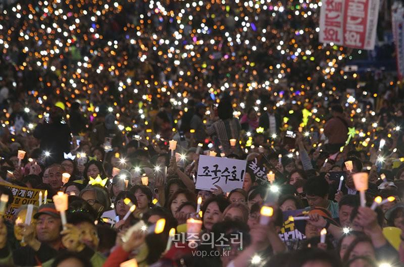 12일 저녁 ‘제9차 사법적폐 청산을 위한 검찰 개혁 촛불 문화제’를 위해 모인 참가자들이 행사가 열리는 서울 서초구 서초역 사거리에서 촛불과 손피켓을 들고 구호를 외치고 있다. 2019.10.12
