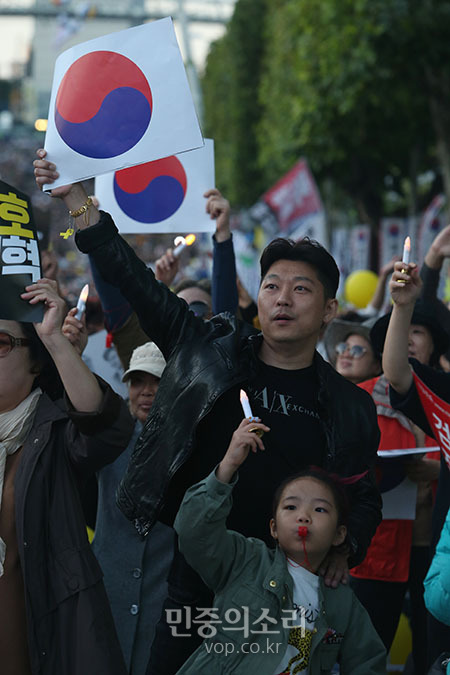 12일 저녁 ‘제9차 사법적폐 청산을 위한 검찰 개혁 촛불 문화제’를 위해 모인 부녀가 행사가 열리는 서울 서초구 서초역 사거리에서 촛불과 손피켓을 들고 구호를 외치고 있다. 2019.10.12