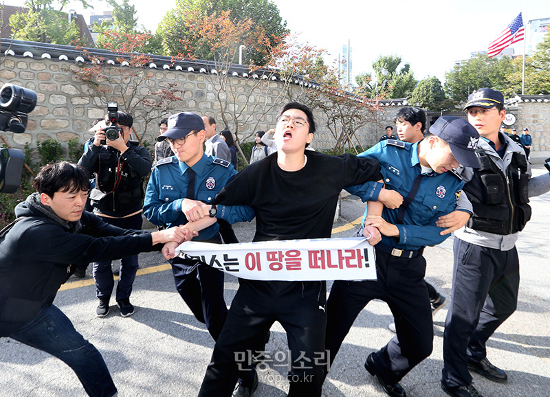 한국대학생진보연합(대진연) 대학생들이 18일 오후 서울 중구 주한 미국대사관저에서 방위비분담금 인상 요구 미국을 규탄하며 기습 농성시위를 하다가 경찰에 연행되고 있다. 2019.10.18