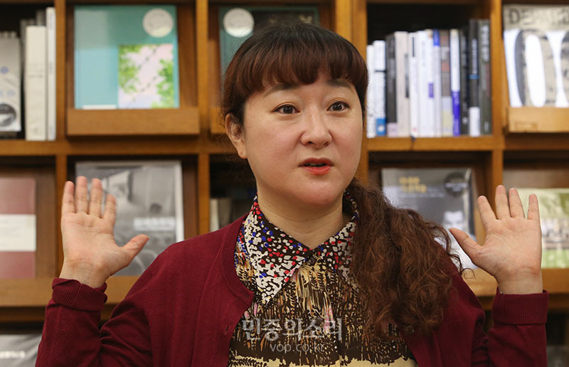 사진책방 ‘고래’ 차윤주 대표가 17일 오후 서울 종로구 청운동 류가헌 지하 책방에서 민중의소리와 인터뷰를 했다. 2019.10.17