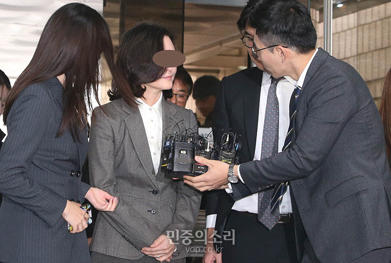 조국 전 법무부장관의 배우자 정경심 동양대 교수가 23일 서울 서초구 서울중앙지법에서 열린 구속 전 피의자심문(영장실질심사)에 출석 취재진의 질문을 듣고 있다. 2019.10.23