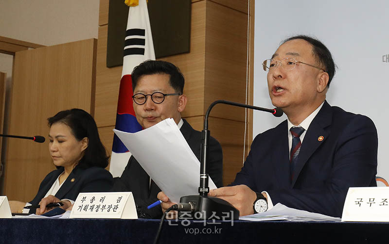 홍남기 경제부총리 겸 기획재정부 장관이 25일 서울 광화문 정부서울청사에서 열린 대외경제장관회의 결과 관계부처 합동브리핑에서 세계무역기구(WTO) 개발도상국 지위 포기를 발표하고 있다. 2019.10.25