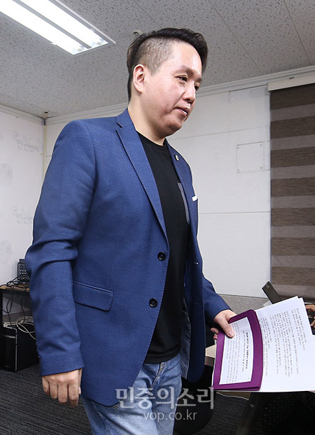 임태훈 군인권센터 소장이 29일 오전 서울 마포구 노고산동 군인권센터 교육장에서 열린 계엄령 문건 관련 추가 제보 폭로 긴급 기자회견을 마치고 퇴장하고 있다. 2019.10.29