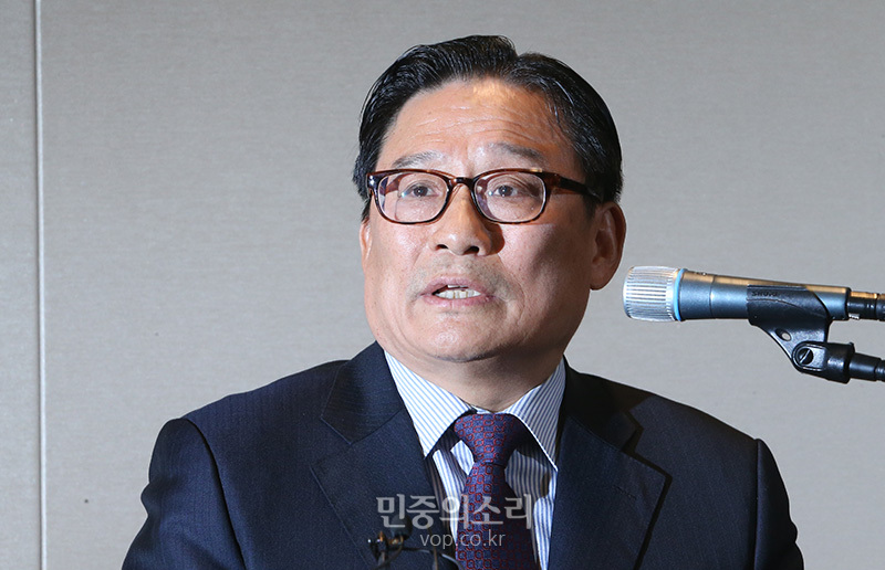 박찬주 예비역 육군 대장이 63빌딩에서 기자회견을 열고 이른바 ‘공관 갑질 사건’에 대해 해명하고 있다. 박찬주 전 육군 대장은 군 인권센터의 임태훈 소장을 향해 “삼청 교육대 교육을 한번 받아야 한다”는 발언까지 하면서 지역구에 출마 의사를 밝혔다.<br