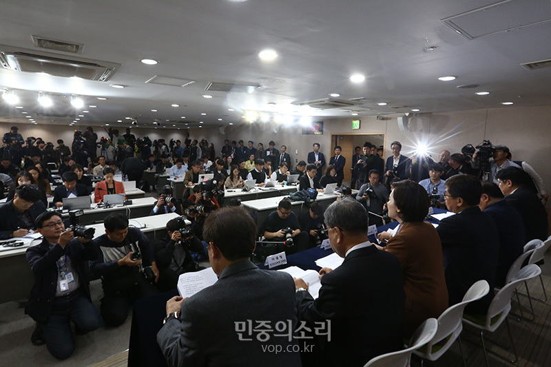 유은혜 사회부총리 겸 교육부장관과 교육감들이 7일 오후 서울 세종로 정부서울청사에서 자율형사립고,특수목적고 폐지 등 고교서열화 해소 및 일반고 교육역량 강화 방안 발표를 하고 있다. 왼쪽부터 도성훈 인천시교육감, 장희국 광주시교육감, 최교진 세종시교육감, 유 부총리, 이재정 경기도교육감, 조희연 서울시교육감. 2019..11.07