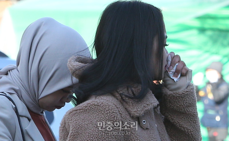 겨울이 시작되는 절기 입동인 8일 오전 서울 종로구 세종로 광화문 네거리에서 영하권으로 떨어진 아침 추위에 외국인 관광객이 핫팩을 얼굴에 대고 있다. 2019.11.08