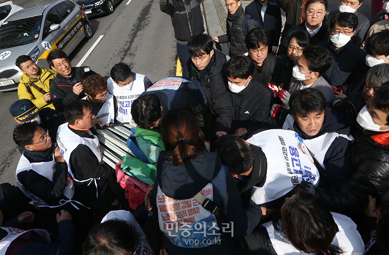 민주노총 공공운수노조 발전 비정규직 연대회의와 고 김용균 어머니 김미숙 김용균재단 대표가 11일 서울 광화문광장에서 정부와 여당을 향해 위험의 외주화 중단과 비정규직 직접고용을 위한 대책 이행을 촉구하는 기자회견을 마친뒤 고 김용균 1주년 분향소 설치를. 위해 천막을 옳기려하자 시청 직원들이 막고 있다. 2019.11.11