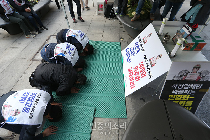 민주노총 공공운수노조 발전 비정규직 연대회의와 고 김용균 어머니 김미숙 김용균재단 대표가 11일 서울 광화문광장에서 정부와 여당을 향해 위험의 외주화 중단과 비정규직 직접고용을 위한 대책 이행을 촉구하는 기자회견을 마친뒤 고 김용균 1주년 분향소를 설치 고 김용균 동료들이 참배를 하고 있다. 2019.11.11