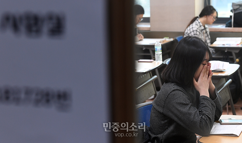 2020년도 대학수학능력시험일, 서울 중구 이화여자외국어고등학교 내 고사장에 입실한 한 수험생이 시험을 준비하고 있다. (자료사진)