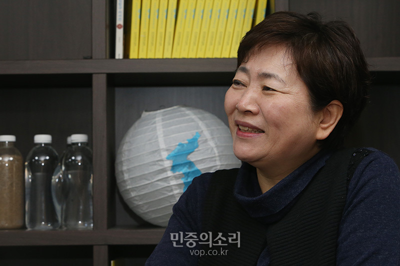 손미희 ‘우리학교’와 아이들을 지키는 시민모임 공동대표가 21일 서울 종로구 한 사무실에서 민중의소리와 인터뷰를 하고 있다.