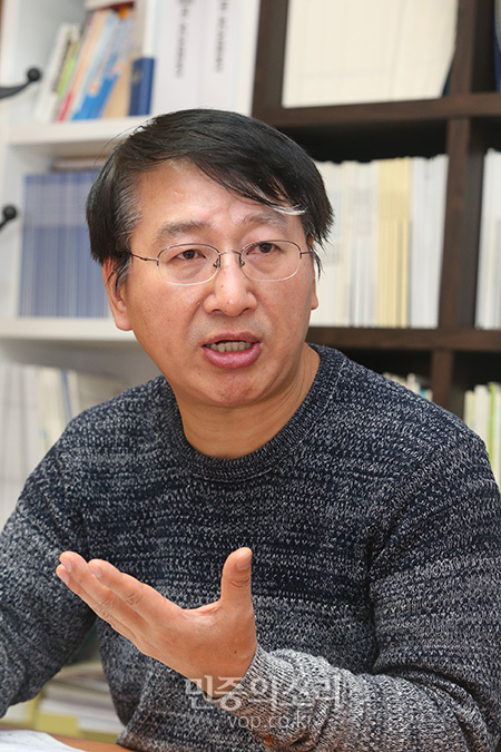 이종오 한국사회책임투자포럼 사무국장이 22일오후 서울 강남구 사무실에서 사회책임투자와 관련해 민중의소리 기자와 인터뷰를 하고 있다. 2019.11.22