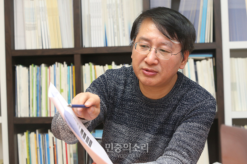이종오 한국사회책임투자포럼 사무국장이 22일오후 서울 강남구 사무실에서 사회책임투자와 관련해 민중의소리 기자와 인텨뷰를 하고 있다. 2019.11.22