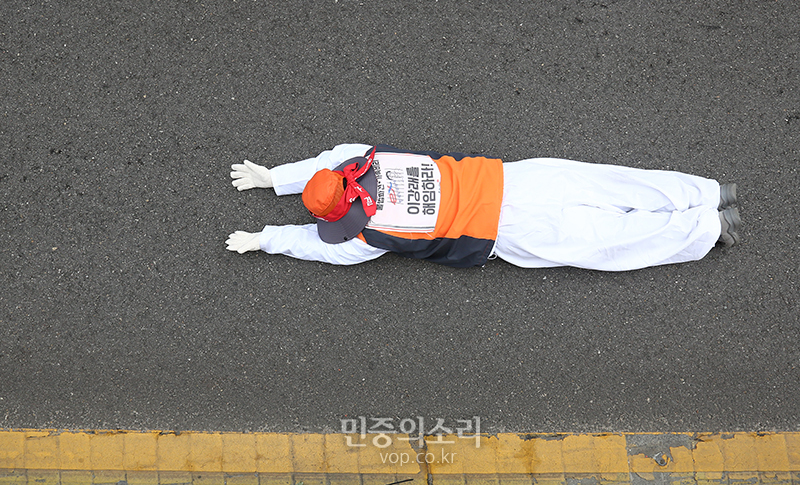 민주노총 소속 톨게이트 요금수납원들이 지난해 12월 9일 오전 영하의 날씨에 한국도로공사의 직접고용을 촉구하며 서울 광화문광장에서 오체투지를 하고 있다. 2019.12.09