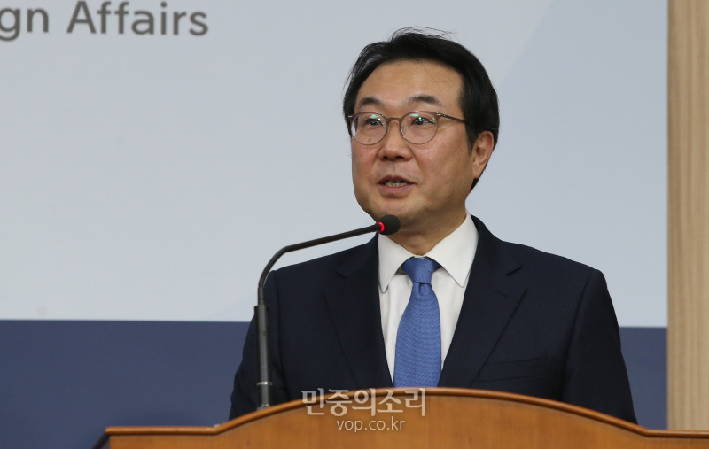 이도훈 외교부 한반도 평화교섭본부장과 미국 국무부 대북 특별대표인 스티븐 비건 국무부 부장관 지명자가 16일 오전 서울 종로구 외교부 청사에서 약식 회견을 하고 있다 2019.12.16