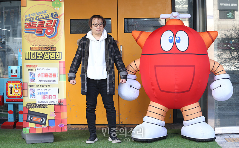 강신혁 코니메이션 대표가 12일 서울 중구 남산동 한 카페에서 민중의소리와 인터뷰를 하고 있다. 2019.12.12