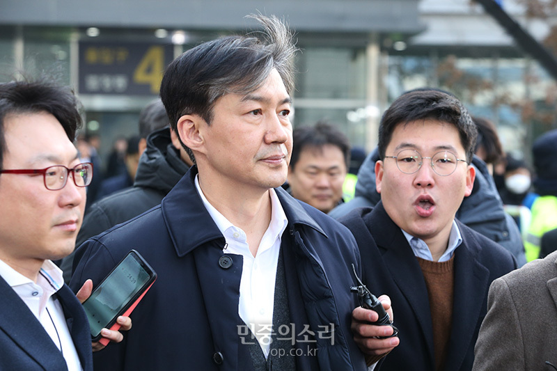 유재수 전 부산부시장의 감찰 무마 의혹을 받고 있는 조국 전 법무부 장관이 26일 오후 서울 문정동 서울동부지방법원에서 열린 구속 전 피의자 심문(영장실질심사)을 마치고 법정을 나서고 있다. 2019.12.26