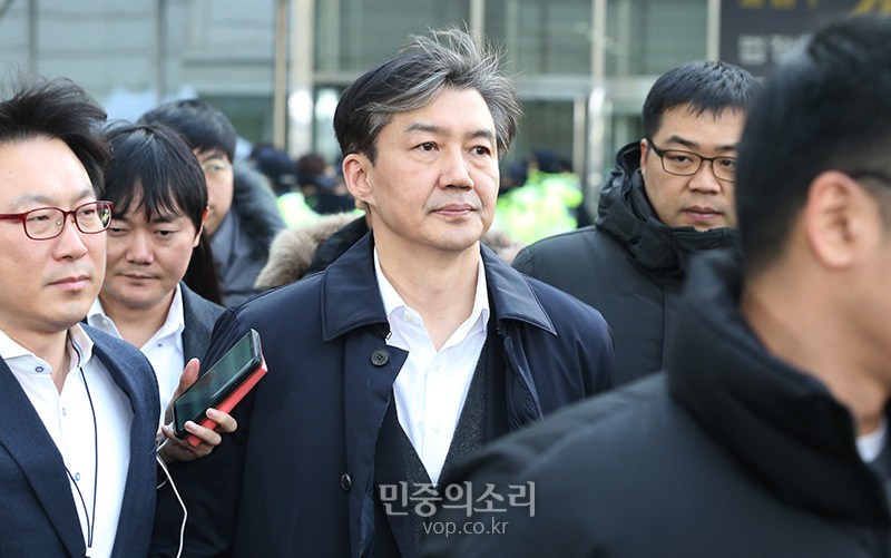 유재수 전 부산부시장의 감찰 무마 의혹을 받고 있는 조국 전 법무부 장관이 지난 2019년 12월 26일 오후 서울 문정동 서울동부지방법원에서 열린 구속 전 피의자 심문(영장실질심사)을 마치고 법정을 나서고 있다. 2019.12.26