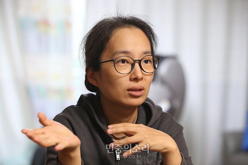 고(故) 최하준 군 어머니 고유미 씨가 27일 경기도 한 주택에서 민중의소리와 인터뷰를 하고 있다. 2019.12.27