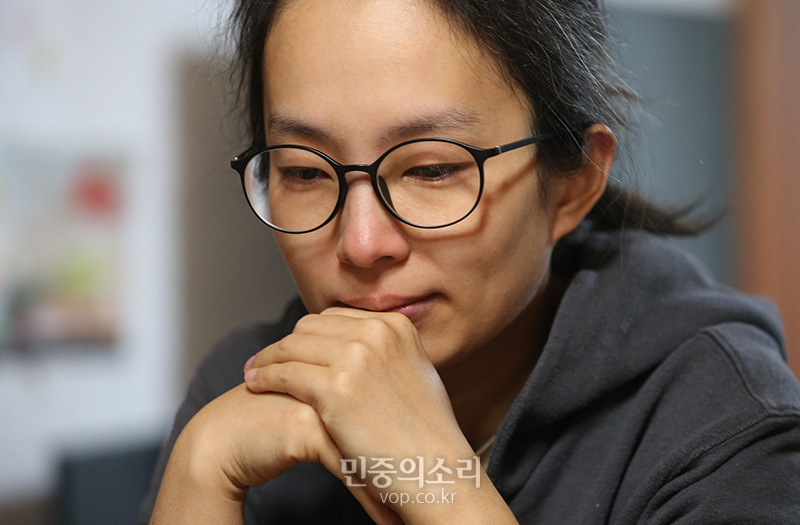 고(故) 최하준 군 어머니 고유미 씨가 27일 경기도 한 주택에서 민중의소리와 인터뷰를 하고 있다. 2019.12.27