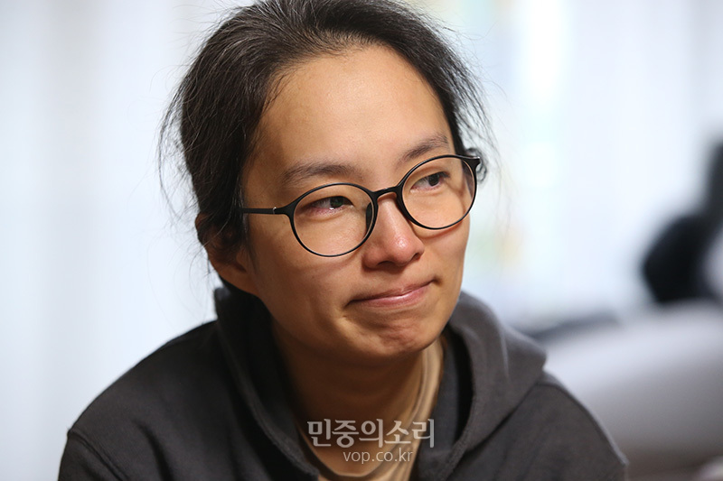 고(故) 최하준 군 어머니 고유미 씨가 27일 경기도 한 주택에서 민중의소리와 인터뷰를 하고 있다. 2019.12.27