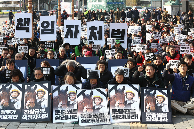 4일 오후 경기도 과천 서울경마공원 정문 앞에서 열린 마사회 문중원 열사 죽음의 진상규명과 책임자 처벌! 공공운수노조 결의대회에서 유가족이 마사회 규탄 발언을 하고 있다. 2020.01.04