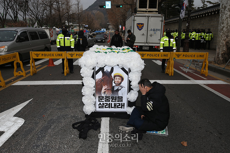 6일 오전 故 문중원 기수 시민대책위와 유족들이 고인의 사망 진상규명 및 책임자 처벌을 촉구하며 서울 종로구 정부서울청사 앞 시민분향소를 출발해 청와대 앞까지 행진 이후 고 문 기수의 아버지 문군옥 씨가 눈물을 흘리고 있다. 2020.01.06