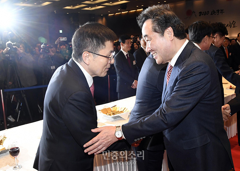이낙연 국무총리가 지난 1월 6일 서울 여의도 중소기업중앙회에서 열린 중소기업인 신년인사회에서 황교안 자유한국당 대표와 악수하고 있다. 자료사진.
