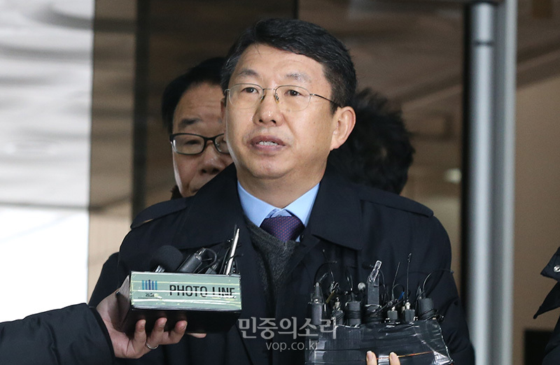 2014년 세월호 참사 당시 충분한 초동 조치를 하지 않아 많은 승객을 숨지게 한 혐의를 받는 김석균 전 해양경찰청장이 8일 영장실질심사를 위해 서초동 서울중앙지방법원으로 들어서며 취재진의 질문에 답하고 있다. 2020.01.08