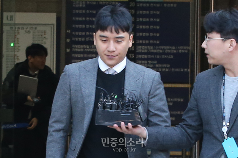 성매매 알선과 해외 원정도박 등의 혐의를 받는 빅뱅의 전 멤버 가수 승리가 13일 오후 서울중앙지방법원에서 구속영장실질심사를 받고 나와 호송차량으로 향하고 있다. 2020.01.13