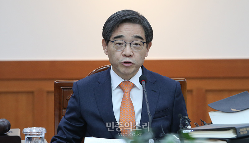 권순일 중앙선거관리위원장이 13일 오후 경기 과천시 중앙선거관리위원회 과천청사에서 열린 전체회의에서 모두발언을 하고 있다. 이날 전체회의에서는 비례○○당 명칭의 정당 명칭 사용 가능 여부에 관한 논의를 진행한다. 2020.01.13