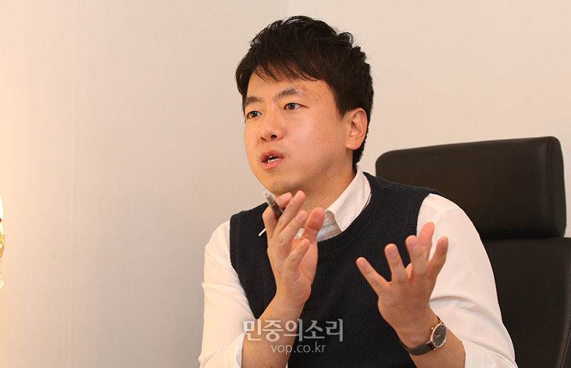 14일 서울 성북구 ‘고민 들어주는 곳, 안녕히’ 이재현씨가 상담소에서 민중의소리와 인터뷰를 하고 있다. 2020.01.14