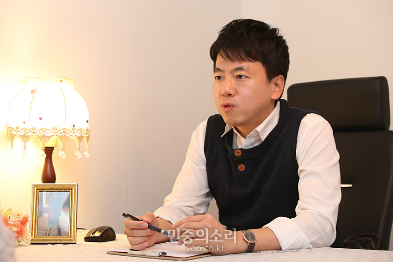 14일 서울 성북구 ‘고민 들어주는 곳, 안녕히’ 이재현씨가 상담소에서 민중의소리와 인터뷰를 하고 있다. 2020.01.14