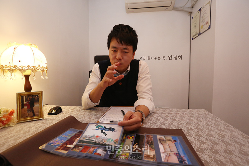 14일 서울 성북구 ‘고민 들어주는 곳, 안녕히’ 이재현씨가 상담소에서 민중의소리와 인터뷰를 하고 있다. 2020.01.14