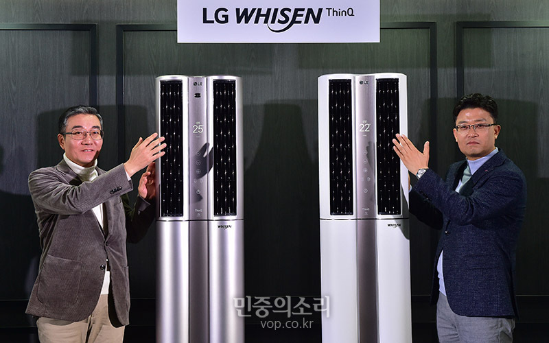 이감규 LG전자 에어솔루션사업부장 부사장(왼쪽)과 임정수 한국 B2B 마케팅담당이 16일 서울 강남구 디자이너클럽에서 열린 ‘2020년형 LG 휘센 씽큐 에어컨’ 신제품 발표회에서 제품을 소개하고 있다. 이날 소개된 신제품은 바람이 지나가는 길을 자동으로 관리해 주는 4단계 청정관리, 기후 변화· 주거환경 등을 고려해 에너지 효율은 유지하면서 1평 더 넓어진 냉방 성능, 사용자의 활동량까지 감지해 에어컨이 스스로 운전 모드를 최적화하는 3세대 인공지능 스마트케어, 업계 최고 수준의 인버터 제어 기술로 구현한 에너지 효율 등을 제공한다. 2020.01.16
