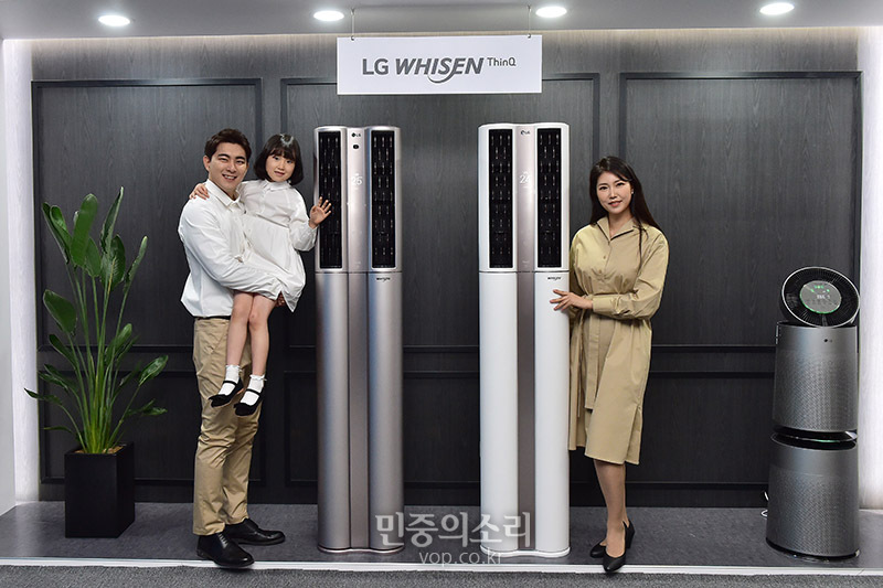 LG전자가 16일 서울 강남구 디자이너클럽에서 열린 '2020년형 LG 휘센 씽큐 에어컨' 신제품 발표회에서 제품을 소개하고 있다. 이날 소개된 신제품은 바람이 지나가는 길을 자동으로 관리해 주는 4단계 청정관리, 기후 변화· 주거환경 등을 고려해 에너지 효율은 유지하면서 1평 더 넓어진 냉방 성능, 사용자의 활동량까지 감지해 에어컨이 스스로 운전 모드를 최적화하는 3세대 인공지능 스마트케어, 업계 최고 수준의 인버터 제어 기술로 구현한 에너지 효율 등을 제공한다. 2020.01.16