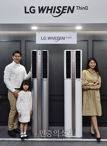 LG전자가 16일 서울 강남구 디자이너클럽에서 열린 ‘2020년형 LG 휘센 씽큐 에어컨’ 신제품 발표회에서 제품을 소개하고 있다. 이날 소개된 신제품은 바람이 지나가는 길을 자동으로 관리해 주는 4단계 청정관리, 기후 변화· 주거환경 등을 고려해 에너지 효율은 유지하면서 1평 더 넓어진 냉방 성능, 사용자의 활동량까지 감지해 에어컨이 스스로 운전 모드를 최적화하는 3세대 인공지능 스마트케어, 업계 최고 수준의 인버터 제어 기술로 구현한 에너지 효율 등을 제공한다. 2020.01.16