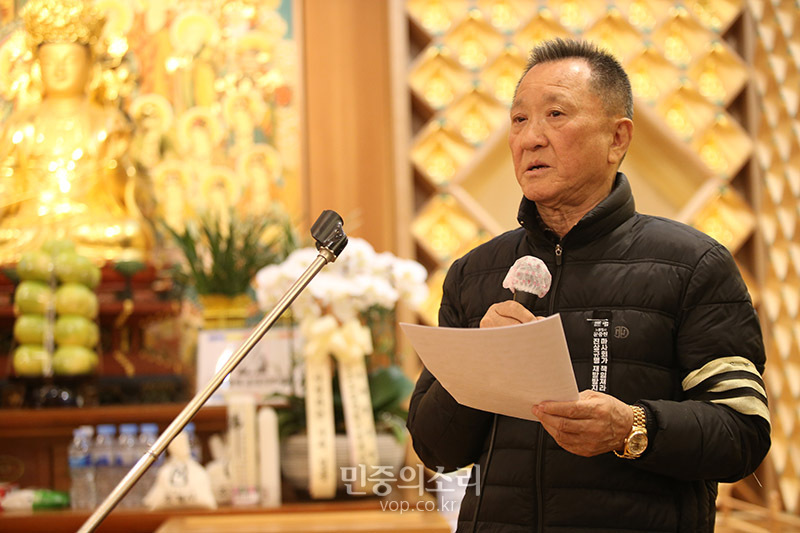 마사대부심사 부정 등 한국마사회의 부조리한 운영을 비판하는 유서를 남기고 숨진 고(故) 문중원 기수의 아버지가 16일 오전 서울 견지동 조계사 극락전에서 조계종 사회노동위원회 주최로 열린 49재에서 발언을 하고 있다. 2020.01.16