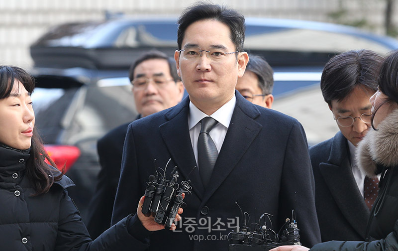 이재용 삼성전자 부회장이 17일 오후 서울 서초구 서울고등법원에서 열린 국정농단 사건 파기환송심 속행 공판에 출석하기 위해 법정으로 향하고 있다. 2020.01.17