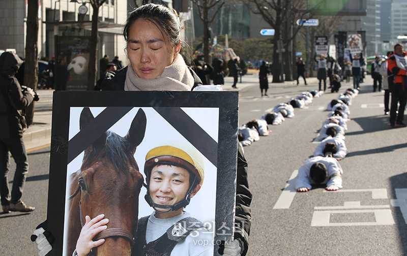 한국마사회의 부조리를 비판하는 유서를 남긴 채 숨진 고 문중원 기수의 죽음과 관련한 책임자 처벌 등을 촉구하는 시민대책위원회 관계자들과 유가족 장인어른이 마사회 측에 진상규명 등을 촉구하며 오체투지 4박5일 마지막 날인 21일 서울 종로구 광화문에서 오체투지를 하고 있다. 2020.01.21