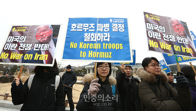 한국진보연대 등 시민단체가 22일 청와대 앞에서 호르무즈 파병 규탄 긴급 기자회견을 하고 있다. 2020.01.22